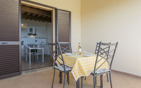 Riparbella 628: Camera, Mobilia, Proprietà, Giallo, Sedia, Sala Da Pranzo, Tavolo, Pavimento, Interior Design, Costruzione