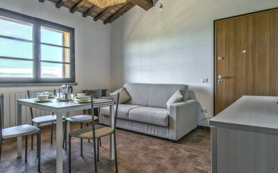 Poggio di Nocola 628.2: Mobilia, Proprietà, Divano, Tavolo, Finestra, Cornice, Legna, Interior Design, Soggiorno, Architettura