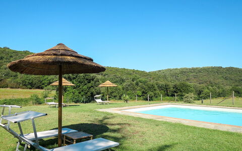 Roccastrada 622: Acqua, Cielo, Pianta, Azzurro, Piscina, Shade, Mobili Da Esterno, Lotto, Albero, Paesaggio Naturale