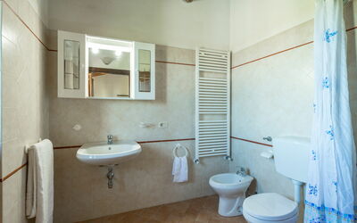 Terrazza 602.3: Specchio, Idraulico Fixture, Lavello, Rubinetto, Proprietà, Costruzione, Lavandino Del Bagno, Blu, Viola, Bagno