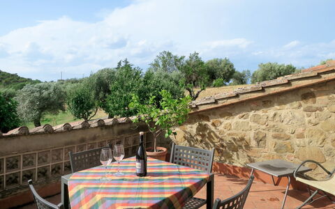 La Collina Fiorita: Nube, Cielo, Mobilia, Tavolo, Proprietà, Sedia, Costruzione, Albero, Mobili Da Esterno, Interior Design