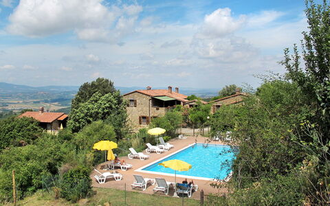 Lago Trasimeno 611: Cielo, Nube, Acqua, Pianta, Proprietà, Costruzione, Piscina, Azzurro, Albero, Mobili Da Esterno