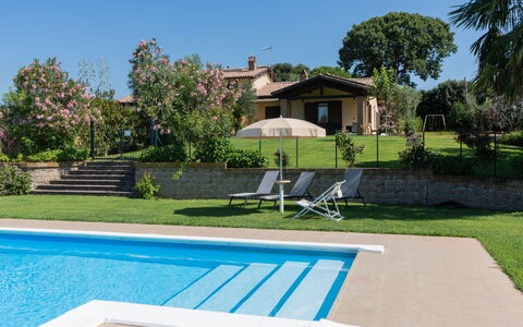 Lago di Bolsena 618: Pianta, Cielo, Proprietà, Acqua, Mobilia, Costruzione, Albero, Azzurro, Piscina, Mobili Da Esterno