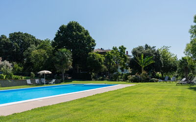 Lago di Bolsena 618: Cielo, Pianta, Piscina, Albero, Shade, Acqua, Rettangolo, Costruzione, Lotto, Paesaggio Naturale