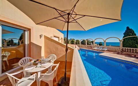 Calpe Calp 1009: Acqua, Tavolo, Mobilia, Proprietà, Sedia, Azzurro, Piscina, Mobili Da Esterno, Shade, Illuminazione