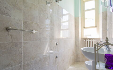 Tamerici: Bagno, Proprietà, Piastrella, Camera, Parete, Pavimento, Interior Design, Rubinetto, Architettura, Pavimentazione