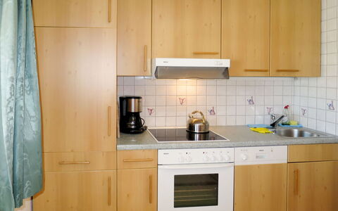 Kammerlander: Cabinetry, Camera, Cucina, Controsoffitto, Mobilia, Proprietà, Cucina Stufa, Credenza, Interior Design, Lavello