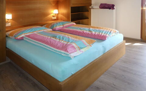 Kammerlander: Camera Da Letto, Letto, Mobilia, Materasso, Lenzuolo, Proprietà, Telaio Del Letto, Camera, Bedding, Pavimento