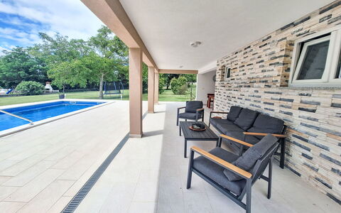 Marina: Pavimentazione, Pavimento, Architettura, Mobili Da Esterno, Materiale Composito, Shade, Piscina, Calcestruzzo, Portico, Flagstone