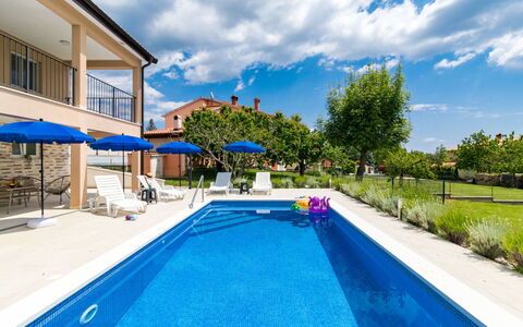 Marina: Acqua, Nube, Cielo, Pianta, Piscina, Blu, Albero, Costruzione, Shade, Tempo Libero