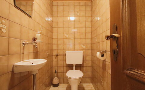 Garni Regina: Toilet Seat, Bagno, Lavandino Del Bagno, Gabinetto, Idraulico Fixture, Pavimentazione, Parete, Lavello, Pavimento, Interior Design