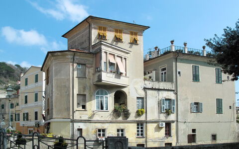 Porta Reale (Flg211): Cielo, Costruzione, Finestra, Nube, Urban Design, Casa, Albero, Recinzione, Zona Residenziale, Facciata