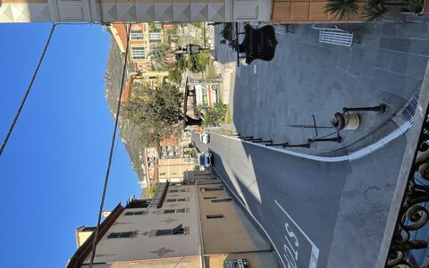 Porta Reale (Flg211): Tavolo, Mobilia, Proprietà, Controsoffitto, Tavola, Cabinetry, Cibo, Pianta, Finestra, Sedia