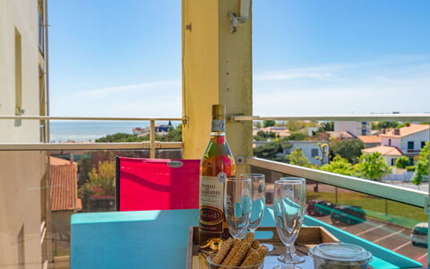 Le Yachting: Cielo, Proprietà, Tavola, Tavolo, Azzurro, Nube, Interior Design, Legna, Finestra, Sedia