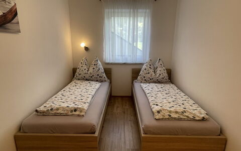 Bergblick: Legna, Camera Da Letto, Letto, Pavimento, Pavimentazione, Mobilia, Bedding, Interior Design, Lenzuolo, Telaio Del Letto