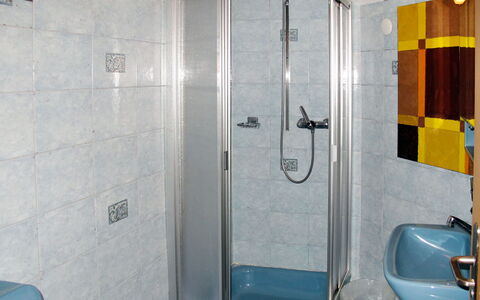 Saas-Grund 708: Bagno, Doccia, Camera, Proprietà, Idraulico Fixture, Pannello Doccia, Parete, Doccia Bar, Porta, Architettura