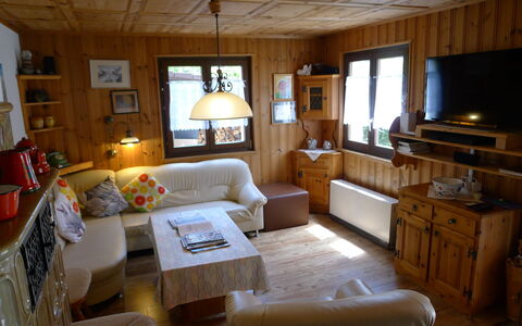 Chalet Walliserträumli (Bet410): Mobilia, Cornice, Tavolo, Divano, Finestra, Pianta, Legna, Costruzione, Cabinetry, Interior Design
