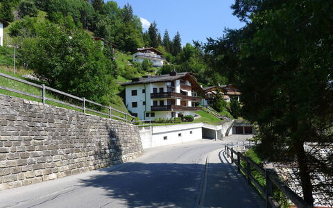 Bergsicht: Proprietà, Cittadina, Architettura, Albero, Parete, Costruzione, Casa, Strada, Montagna, Immobiliare
