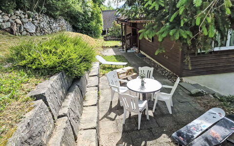 Crap Grisch: Giardino, Villetta, Flagstone, Backyard, Cortile, Landscaping, Passerella, Shade, Cobblestone, Mobili Da Esterno