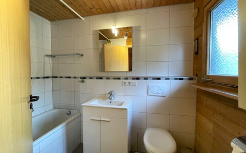 Alpenblick: Pavimentazione, Idraulico Fixture, Lavandino Del Bagno, Parete, Lavello, Legna, Pavimento, Interior Design, Bagno, Rubinetto