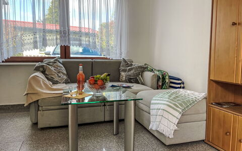 Bella: Mobilia, Interior Design, Divano, Pavimentazione, Pavimento, Legna, Camera, Soggiorno, Illuminazione, Tessile