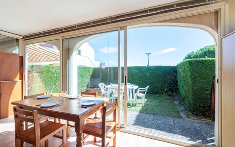 Vaux sur Mer 110: Pianta, Mobilia, Proprietà, Tavolo, Cielo, Azzurro, Interior Design, Shade, Sedia, Legna