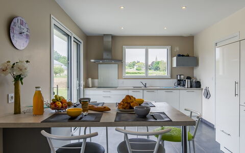 Terre et Mer: Controsoffitto, Cabinetry, Proprietà, Mobilia, Tavolo, Finestra, Cucina, Interior Design, Cucina Stufa, Tavola