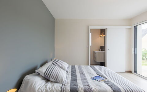 Terre et Mer: Mobilia, Proprietà, Costruzione, Comfort, Finestra, Azzurro, Legna, Telaio Del Letto, Interior Design, Letto