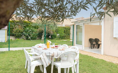 Brive 2: Tavolo, Proprietà, Mobilia, Pianta, Sedia, Tavolo Esterno, Mobili Da Esterno, Costruzione, Shade, Erba
