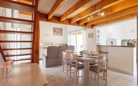 Brive 2: Tavolo, Mobilia, Proprietà, Legna, Sedia, Interior Design, Pavimentazione, Architettura, Pavimento, Latifoglie