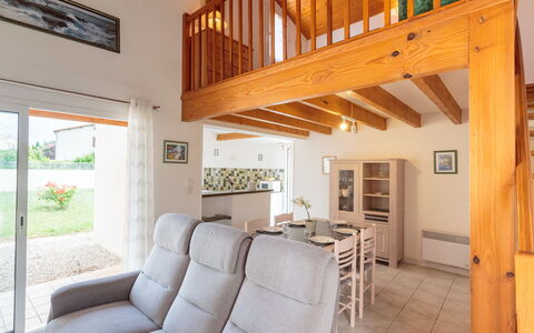 Brive 2: Proprietà, Mobilia, Sedia, Interior Design, Legna, Finestra, Costruzione, Pianta, Divano