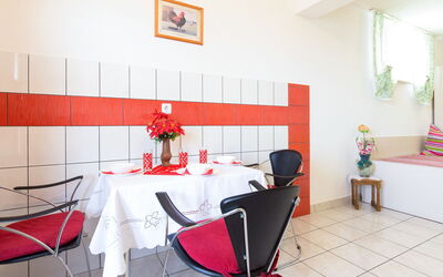 Brzic 723.3: Camera, Proprietà, Rosso, Interior Design, Mobilia, Costruzione, Casa, Tavolo, Pavimento, Immobiliare