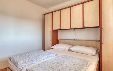Crikvenica 724: Legna, Interior Design, Camera Da Letto, Letto, Mobilia, Pavimento, Camera, Pavimentazione, Appartamento, Lenzuolo