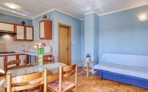 Crikvenica 724: Interior Design, Mobilia, Pavimentazione, Pavimento, Camera, Soffitto, Tavolo, Appartamento, Soggiorno, Divano