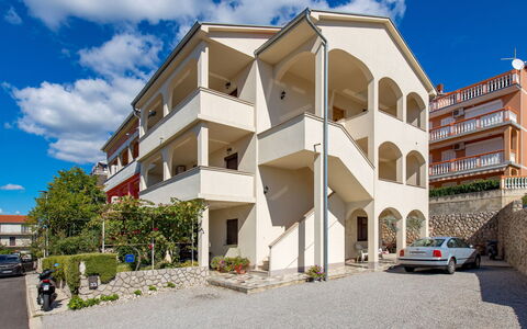 Crikvenica 724: Cielo, Nube, Costruzione, Proprietà, Finestra, Ruota, Auto, Pianta, Condominio, Casa