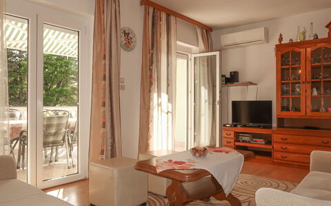 Crikvenica Jadranovo 612: Marrone, Proprietà, Mobilia, Tavolo, Legna, Interior Design, Illuminazione, Soggiorno, Comfort, Cabinetry