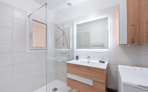 Brive 1: Pavimentazione, Pavimento, Idraulico Fixture, Interior Design, Bagno, Mobiletto Del Bagno, Lavandino Del Bagno, Cabinetry, Specchio, Lavello