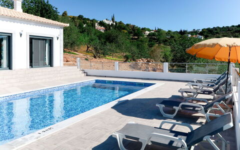 Sol e Mar: Acqua, Cielo, Mobilia, Piscina, Pianta, Blu, Finestra, Sedia, Mobili Da Esterno, Shade