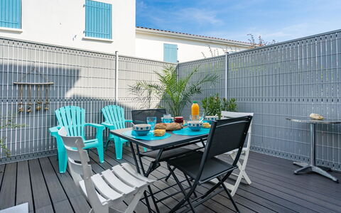 Les Jardins D'Agathe: Tavolo, Mobilia, Cielo, Sedia, Costruzione, Nube, Azzurro, Blu, Finestra, Interior Design