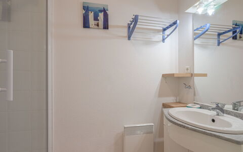 Les Jardins D'Agathe: Proprietà, Lavello, Lavandino Del Bagno, Idraulico Fixture, Blu, Rubinetto, Costruzione, Bagno, Legna