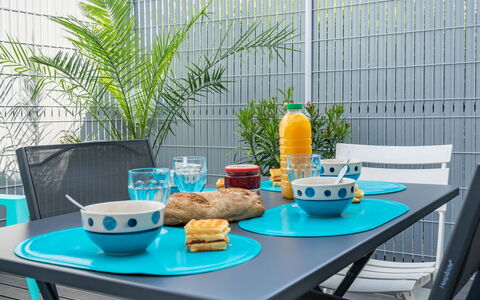 Les Jardins D'Agathe: Tavolo, Tavola, Cibo, Mobilia, Proprietà, Dishware, Verde, Bicchieri, Azzurro, Tazza