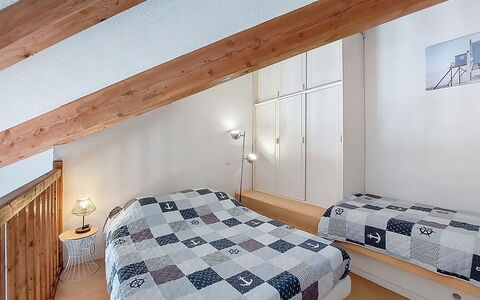 Vaux sur Mer 550: Letto, Interior Design, Camera Da Letto, Pavimento, Pavimentazione, Legna, Soffitto, Camera, Mobilia, Bedding