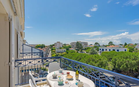 Vaux sur Mer 550: Acqua, Costruzione, Pianta, Cielo, Giorno, Proprietà, Piscina, Azzurro, Finestra, Albero