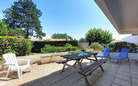 Vaux sur Mer 700: Arbusto, Giardino, Shade, Mobili Da Esterno, Landscaping, Prato, Cortile, Passerella, Backyard