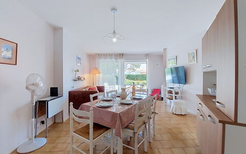 Vaux sur Mer 700: Pavimentazione, Mobilia, Interior Design, Pavimento, Cucina & Sala Da Pranzo Tavolo, Tavolo, Sedia, Appartamento, Soffitto, Sala Da Pranzo