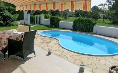 Ingeborg: Acqua, Pianta, Proprietà, Piscina, Shade, Azzurro, Costruzione, Mobili Da Esterno, Rettangolo, Albero
