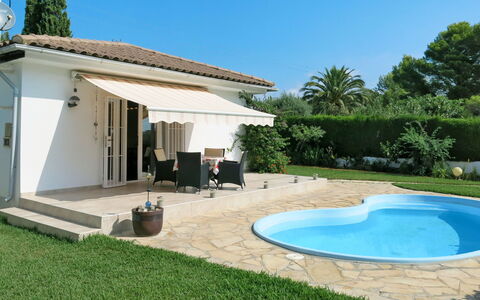Ingeborg: Proprietà, Casa, Piscina, Costruzione, Casa, Immobiliare, Villa, Backyard, Erba, Shade