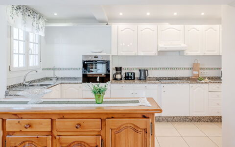 Heringklee: Cucina, Controsoffitto, Interior Design, Cabinetry, Mobilia, Elettrodomestico Da Cucina, Pavimentazione, Legna, Apparecchio Major, Pavimento