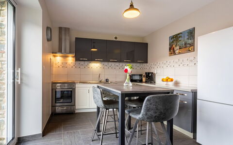 La Lucerie: Mobilia, Proprietà, Controsoffitto, Cabinetry, Tavolo, Legna, Interior Design, Sedia, Pavimentazione, Cucina