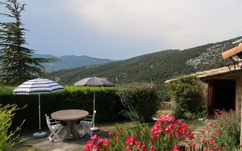 Le Cèdre: Proprietà, Paesaggio Naturale, Casa, Primavera, Botanica, Montagna, Area Rurale, Costruzione, Giardino, Fiore